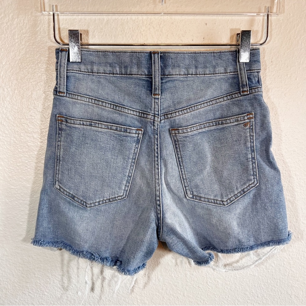 Madewell high rise denim shorts in Watt wash: Summerweight edition - Picture 4 of 12